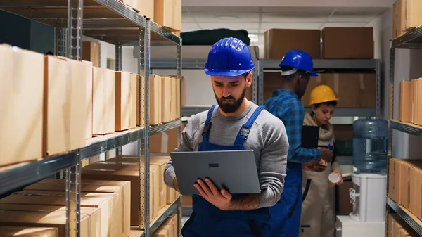 Male Worker Working Laptop Warehouse Depot Checking Stock Merchandise Shelves — Stock Photo, Image