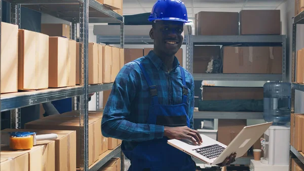 Male Employee Working Laptop Storage Room Using Stock Inventory Check — Stock Photo, Image