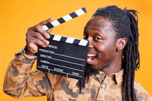 Leende Man Som Håller Cinematography Clapperboard Poserar Säker Framför Kameran — Stockfoto