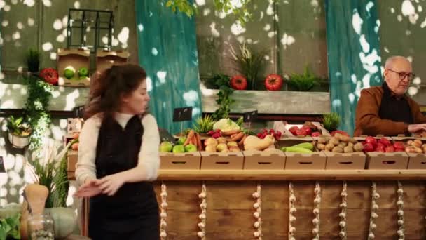 Místní Držitelé Stánků Připravují Tržiště Prodej Ekologického Domácího Ovoce Zeleniny — Stock video