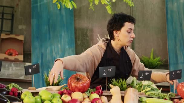 Kvinnlig Monterhållare Bär Förkläde Kör Jordbrukare Marknadsräknare Sälja Naturliga Ekologiska — Stockvideo