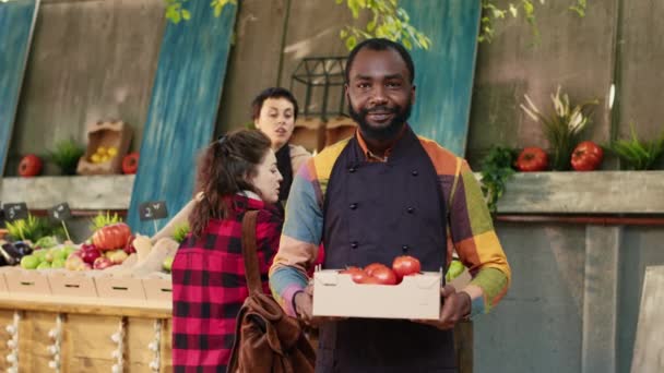 Suporte Homem Apresentando Caixa Cheia Tomates Crus Segurando Produtos Coloridos — Vídeo de Stock