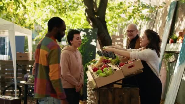 Různí Zákazníci Ochutnávají Plátky Šťavnatých Jablek Před Nákupem Ekologických Produktů — Stock video