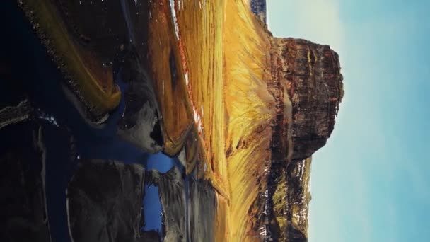 Κατακόρυφο Βίντεο Αεροφωτογραφία Τεράστιας Οροσειράς Icelandic Τοπίο Όμορφη Σκανδιναβική Φύση — Αρχείο Βίντεο