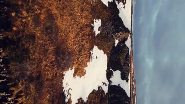 Dikey Video Martı Nehri Şelalesinin Havadan Görünüşü Donmuş Karlı Tepeler — Stok video