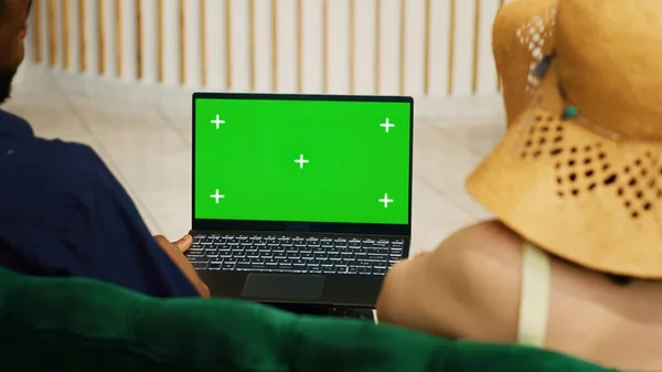 Пара Использует Зеленый Экран Ноутбуке Глядя Изолированный Дисплей Гостиной Отеля — стоковое фото