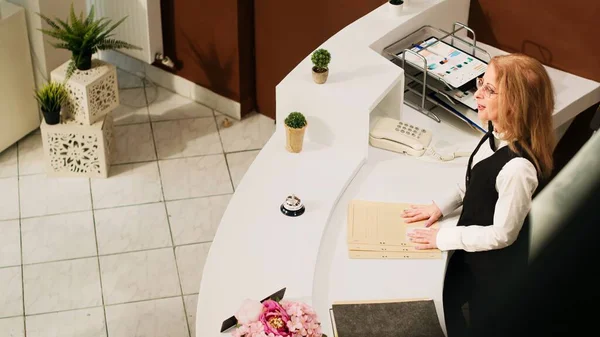 African American Guest Checking Hotel Reception Employee Receptionist Providing Excellent — Stock Photo, Image