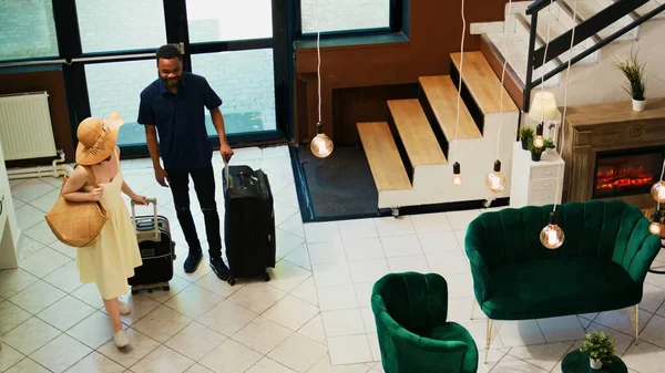 Zróżnicowani Turyści Przyjeżdżający Luksusowego Hotelu Letnie Wakacje Rozmawiający Recepcjonistką Zameldowaniu — Zdjęcie stockowe