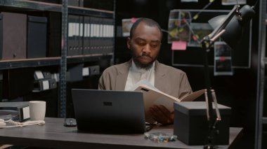 Profesyonel müfettiş olay yeri ipuçlarını inceliyor, şüpheliyi bulmak için gözetim fotoğraflarını inceliyor. Kolluk kuvvetleri, kayıtlar ve kanıtlarla özel bir soruşturma yürütüyor..