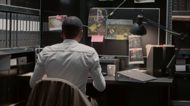 Polis teşkilatı, polis arşivinde suç soruşturması üzerinde çalışıyor. Tanık raporlarını okuyor. Erkek araştırmacı arşiv dosyalarını analiz ediyor, geceleri şüpheli fotoğraflara bakıyor..