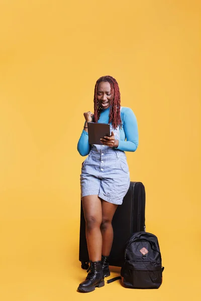 Stüdyoda Çantaları Bavullarıyla Dijital Tablet Kullanan Bayan Turist Yurtdışına Seyahat — Stok fotoğraf