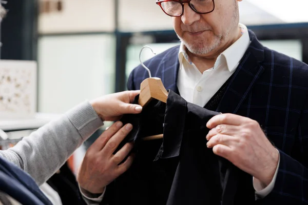 Senior Σύζυγος Βοηθώντας Σύζυγος Επιλέγοντας Μοντέρνα Μπλούζα Στη Σύγχρονη Μπουτίκ — Φωτογραφία Αρχείου