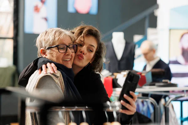 Vrolijke Vrouwen Die Selfie Nemen Met Een Moderne Telefoon Glimlachend — Stockfoto