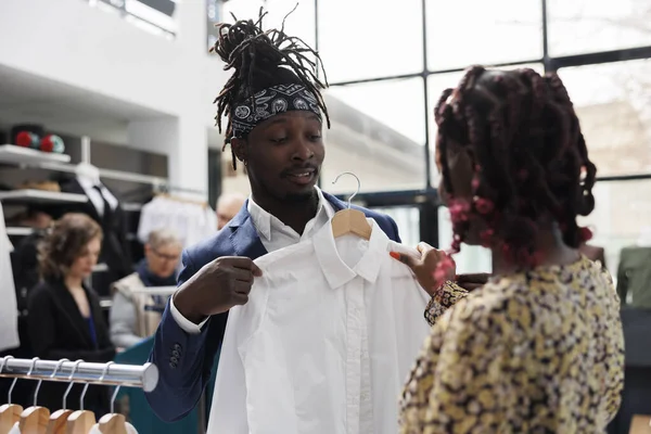 Gündelik Kıyafet Alışverişi Yapan Afrikalı Amerikalı Çift Modern Butikte Beyaz — Stok fotoğraf