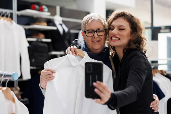 Mulheres Sorridentes Tomando Selfie Com Telefone Celular Centro Comercial Mulher — Fotografia de Stock