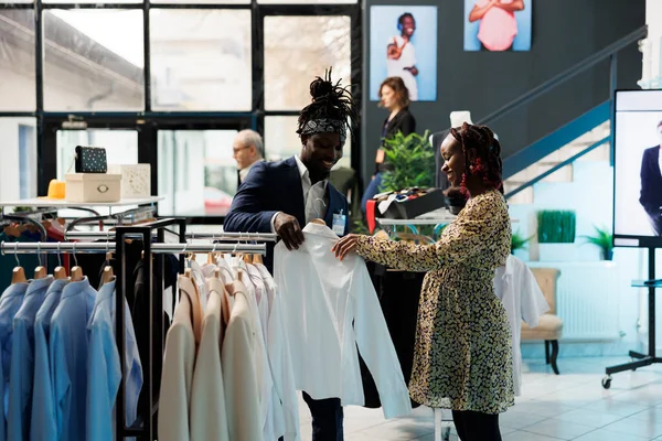 Showroom Yöneticisi Müşteriye Beyaz Gömlekle Yardım Ediyor Alışveriş Merkezinde Giysi — Stok fotoğraf