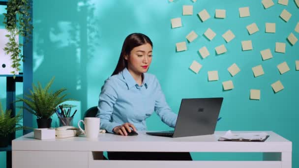 Profesyonel Kadını Idari Ofiste Dizüstü Bilgisayarla Oynarken Kalemle Oynamaktan Sıkılmış — Stok video