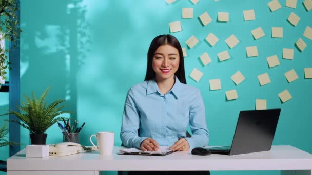 Šťastná Veselá Asijská Podnikatelka Sedí Moderním Světlém Kreativním Kancelářském Stole — Stock video
