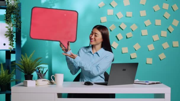 Mutlu Asyalı Kadını Mesaj Atmak Hareketi Yapmak Için Kırmızı Konuşma — Stok video
