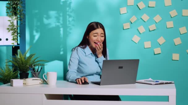 快乐快乐的员工突然大笑起来 在工作时观看笔记本电脑屏幕 活泼活泼的办公室职员 在蓝色的工作室背景下 在色彩斑斓的轻松工作环境中开心地笑着 — 图库视频影像