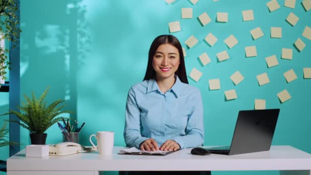 Alegre Negócio Ásia Empregado Brilhante Administração Local Trabalho Feliz Sorrindo — Vídeo de Stock