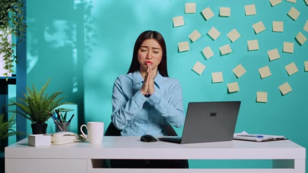 Führende Asiatische Geschäftsfrau Fleht Firma Lohnerhöhung Bürokauffrau Mit Gebetsmühlenartig Gefalteten — Stockvideo
