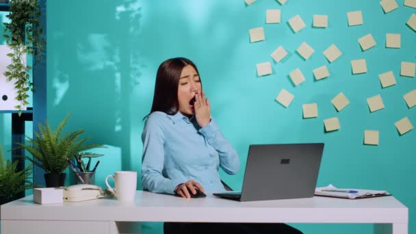 昏昏欲睡的亚裔员工在一夜未眠后感到疲倦和疲倦 张大嘴打呵欠 厌倦了单调平凡的办公室例行公事的疲惫的女商人 — 图库视频影像