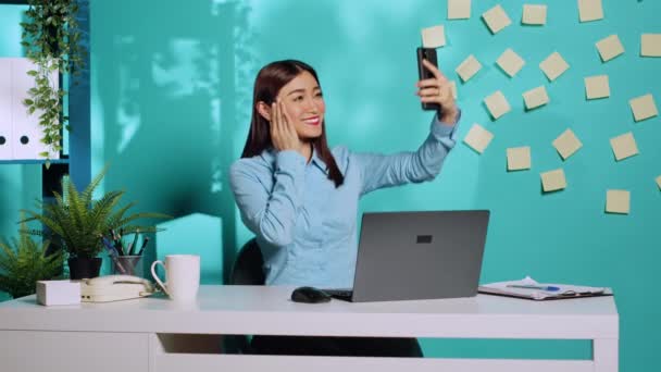 Şen Şakrak Bir Çalışan Akıllı Telefonuyla Fotoğraf Çekiyor Barış Işareti — Stok video