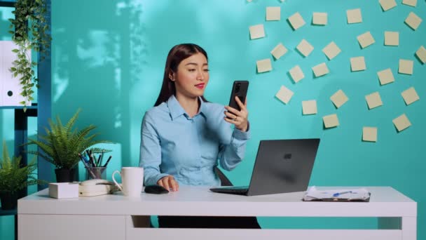 Happy Office Job Työntekijä Chattailuun Työtoveri Internetissä Videocall Älypuhelimella Aasian — kuvapankkivideo