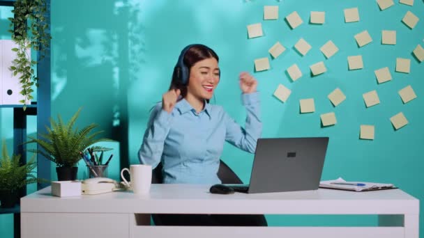 Boldog Vidám Üzletasszony Élvezi Zenét Fejhallgató Tánc Éneklés Miközben Dolgozik — Stock videók