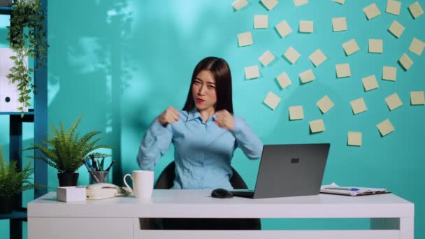 Szczęśliwy Zabawny Azjatycki Pracownik Biurowy Bawiący Się Udając Walczy Zadając — Wideo stockowe