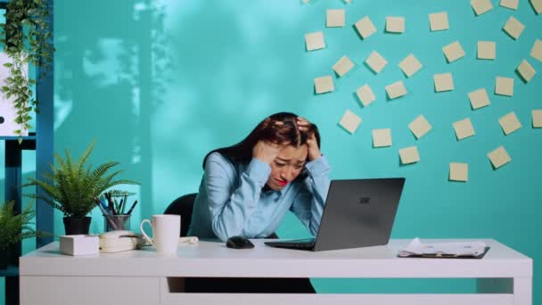 过度劳累的办公室职员因工作时间的紧张而精神崩溃 在蓝色工作室背景的色彩斑斓的工作环境中 疲惫的专业员工 — 图库视频影像