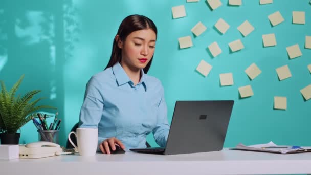 Uykucu Asyalı Ofis Katibi Bütün Gece Çalıştıktan Sonra Yavaşça Veri — Stok video
