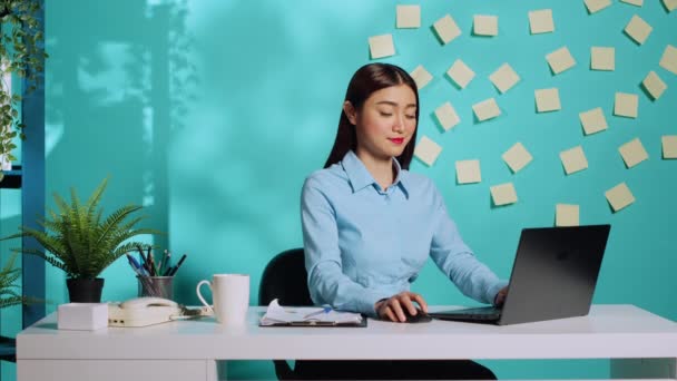 Szczęśliwy Wesoły Azjatycki Bizneswoman Imputing Dane Nowoczesnym Jasny Kreatywny Biuro — Wideo stockowe