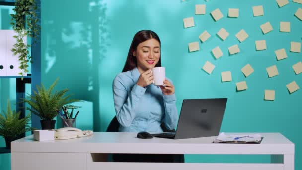 Веселий Офісний Клерк Насолоджується Чашкою Кави Насолоджуючись Ароматним Ароматом Розслабленому — стокове відео