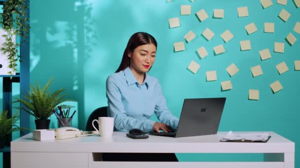Gülümseyen Kadını Laptopta Çalışırken Telefonla Kafa Karıştırıcı Bilgiler Alıyor Modern — Stok video