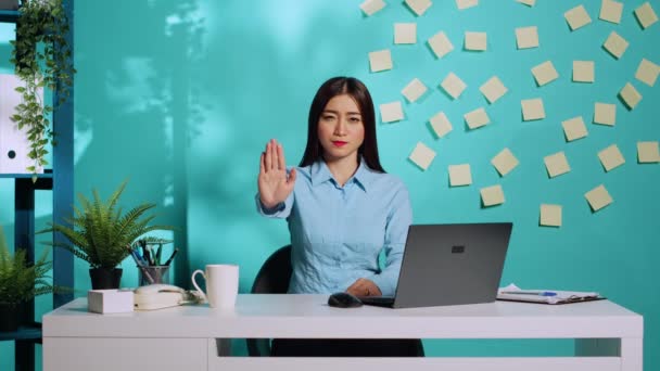 Adamant Bezkompromisowa Bizneswoman Mówi Przestań Rzucać Znak Stop Gest Niezadowolony — Wideo stockowe