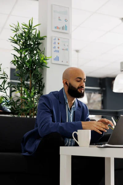 阿拉伯工人使用笔记本电脑参加与工作场所同事客户的在线会议 执行经理与业务办公室同事讨论项目进展情况 — 图库照片