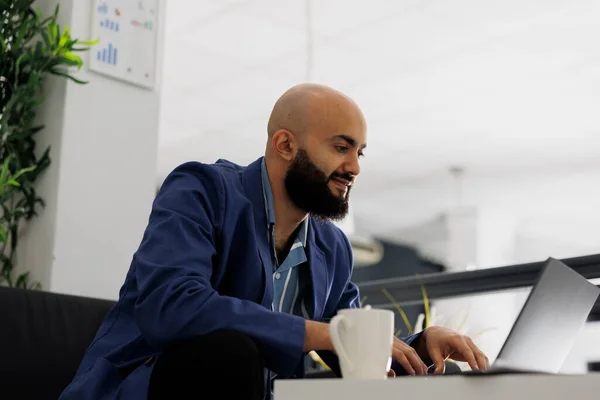 企業の同僚スペースで作業しながら ラップトップ上のアラブのビジネスアナリスト計画戦略 オフィスでコンピュータ上の顧客と通信する企業起業家を起動します — ストック写真