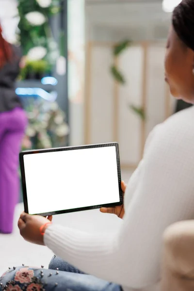 Mulher Usando Tablet Digital Com Tela Branca Branco Loja Roupas — Fotografia de Stock