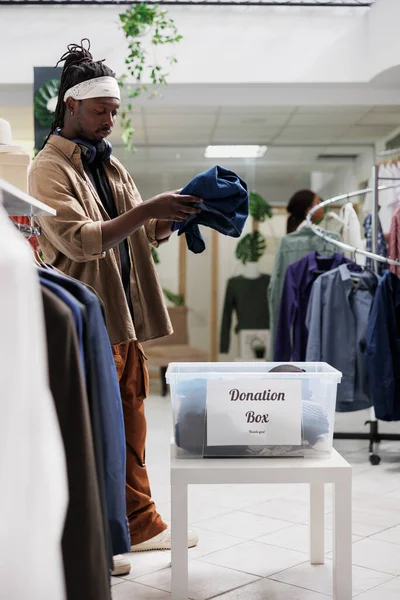 Kıyafet Mağazası Müşterisi Kıyafet Alırken Bağış Bankasına Bağış Yapıyor Afrika — Stok fotoğraf