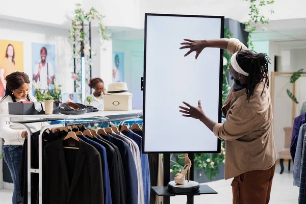 Человек Трогает Интерактивную Доску Посмотреть Рекламу Обуви Магазине Одежды Африканский — стоковое фото