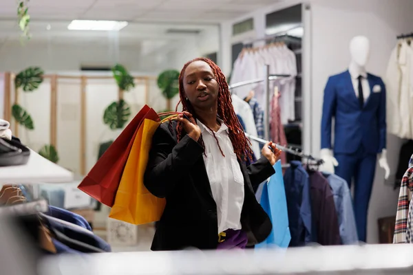 Afroamerykanka Kupująca Torby Zniżką Centrum Handlowym Zadowolony Klient Kupujący Odzież — Zdjęcie stockowe