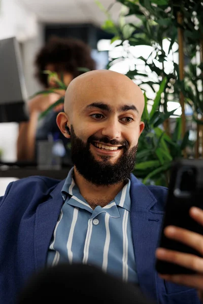 高管在办公室工作时 通过智能手机与客户进行视频通话 讨论产品 微笑阿拉伯企业家规划项目和谈论成功的战略成果 — 图库照片