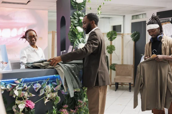 Afrikai Amerikai Férfi Inget Tesz Pénztárgépre Miközben Ruhákat Vásárol Bevásárlóközpontban — Stock Fotó