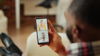 İnsan Kaynakları ekibi online video konferans aracılığıyla iş aday yeteneklerini değerlendiriyor. Potansiyel çalışan, evde kalırken yönetici ve asistan tarafından uzaktan sorguya çekiliyor.