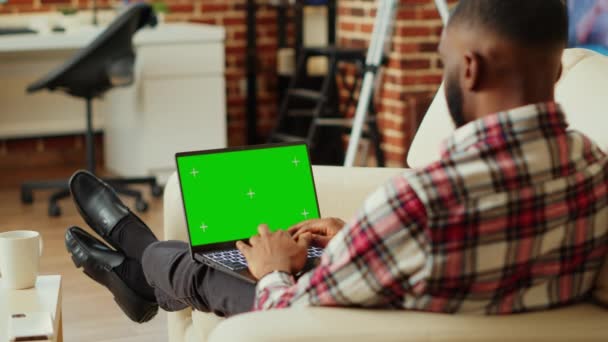 专注于远程解决公司任务在时尚公寓的个人办公室 打字数据上的色键模拟笔记本电脑绿色屏幕 在家工作的专业行政人员 — 图库视频影像