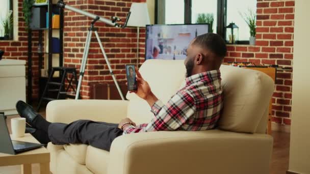 アフリカ系アメリカ人の従業員は オンラインビデオ通話セッションで同僚と1対1でチャットし アイデアをブレーンストーミングします 在宅勤務中の同僚とのビデオ会議でのテレワーカー — ストック動画
