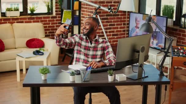 Щасливий Афроамериканець Який Самовіддано Посміхається Показує Пальцями Вгору Людина Гарному — стокове відео