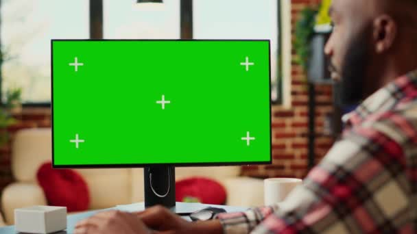 Trabalhador Remoto Relaxado Introduzindo Dados Chave Chroma Simular Tela Verde — Vídeo de Stock